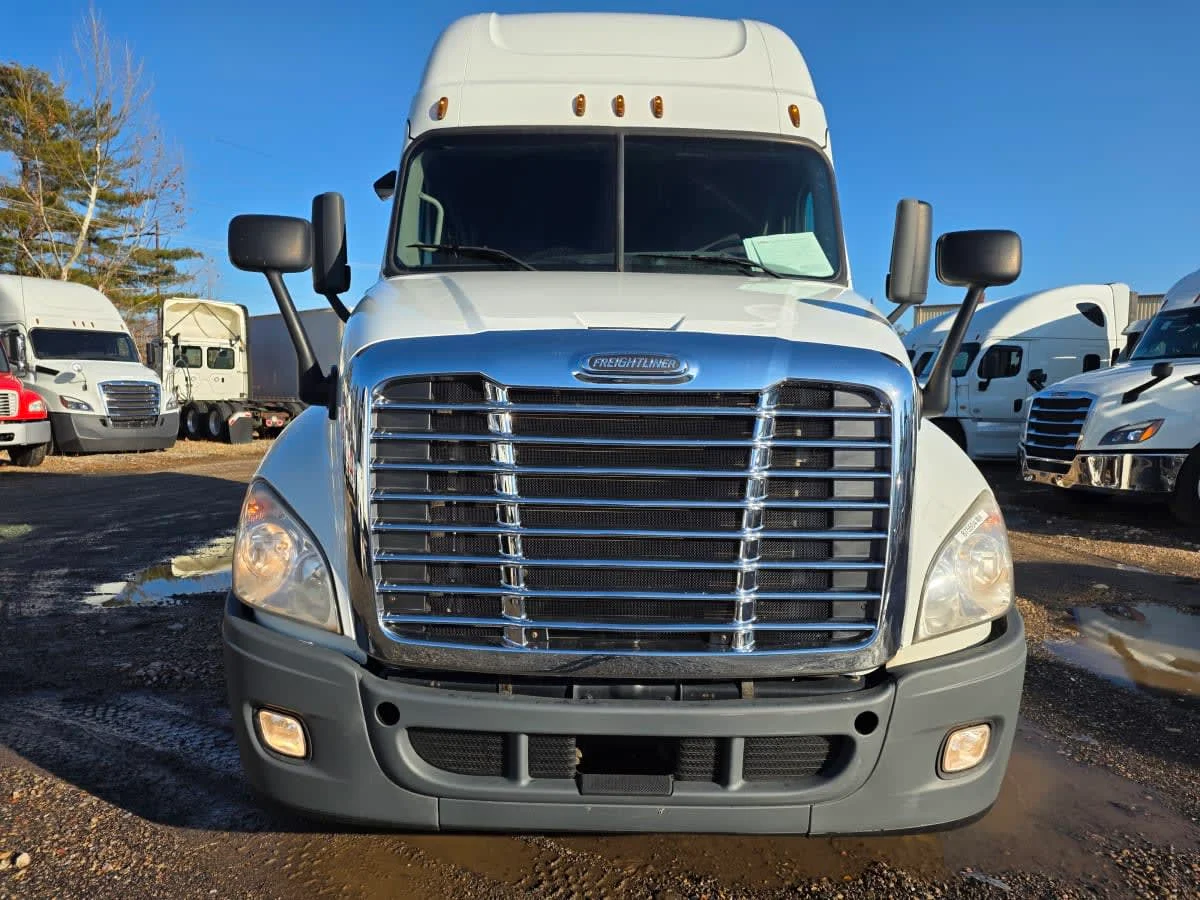 2020 Freightliner Cascadia - image 2