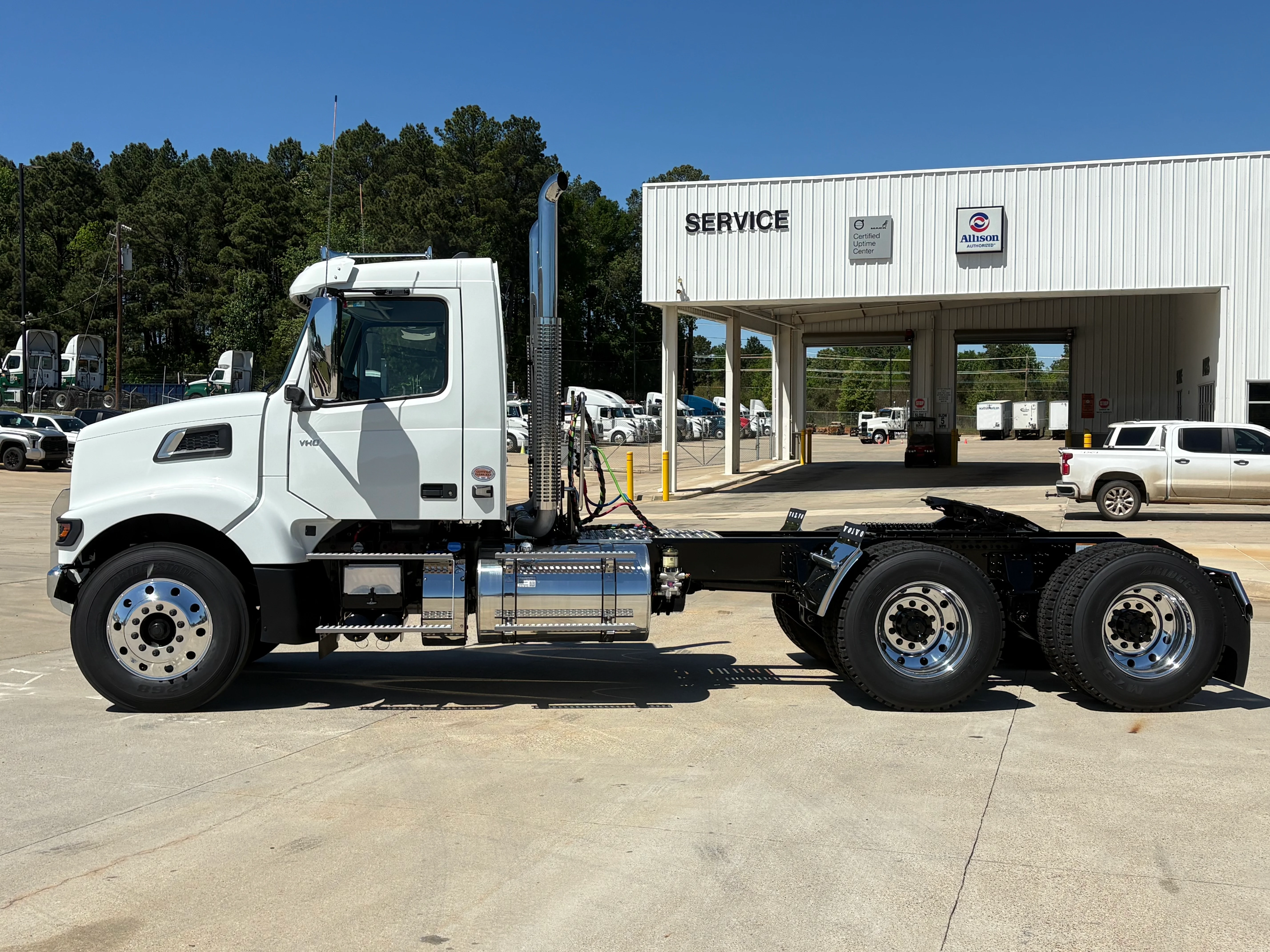 2027 Volvo VHD 300 in Shreveport, LA — photo 3