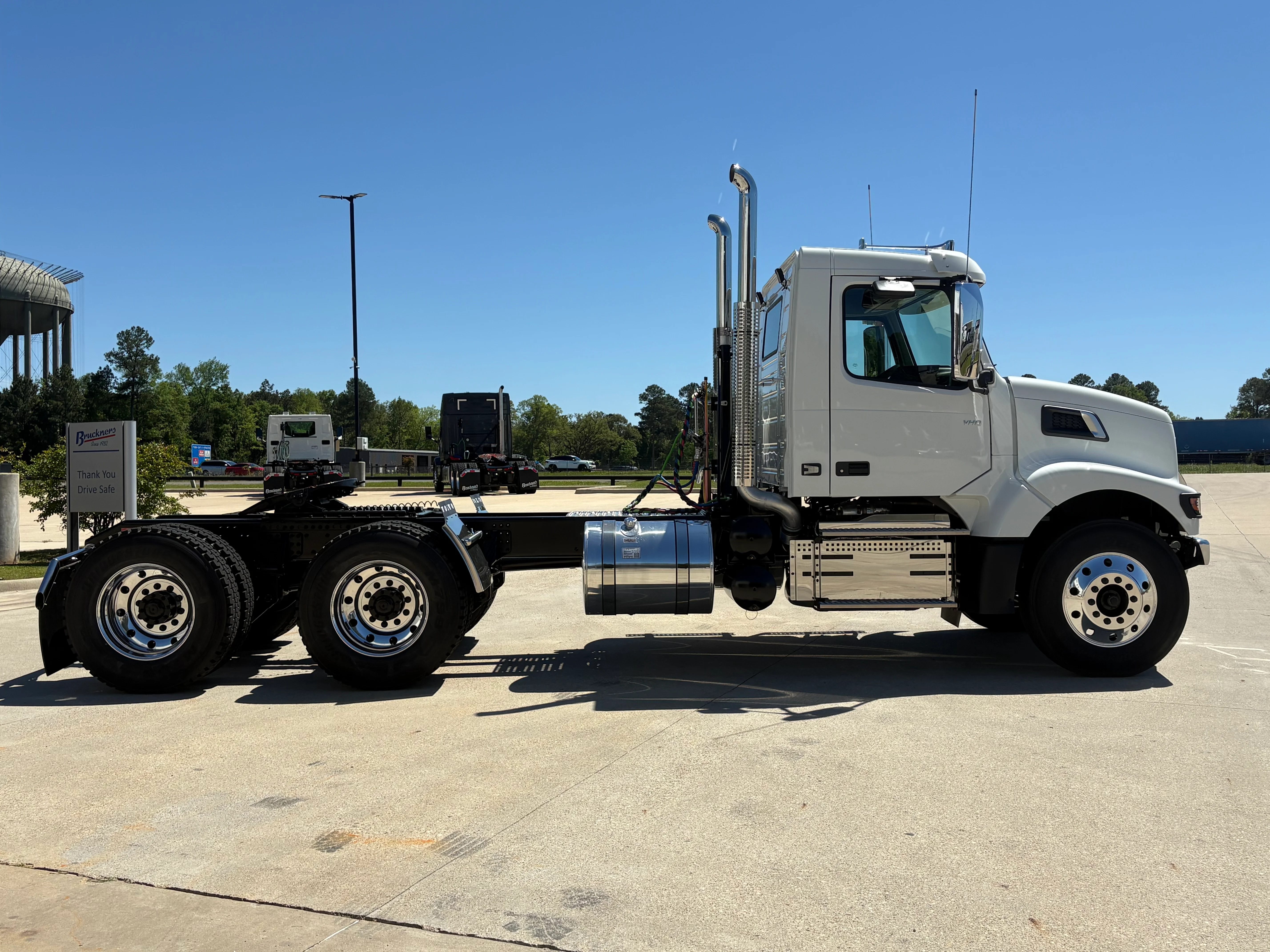 2027 Volvo VHD 300 in Shreveport, LA — photo 4