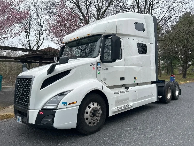 2023 Volvo VNL 760 - image 3