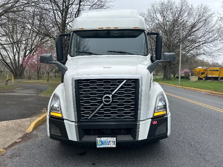 2023 Volvo VNL 760 - image 2