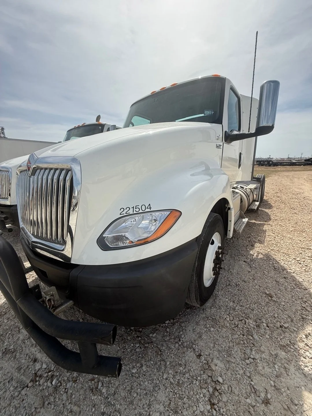 2021 International LT - image 4