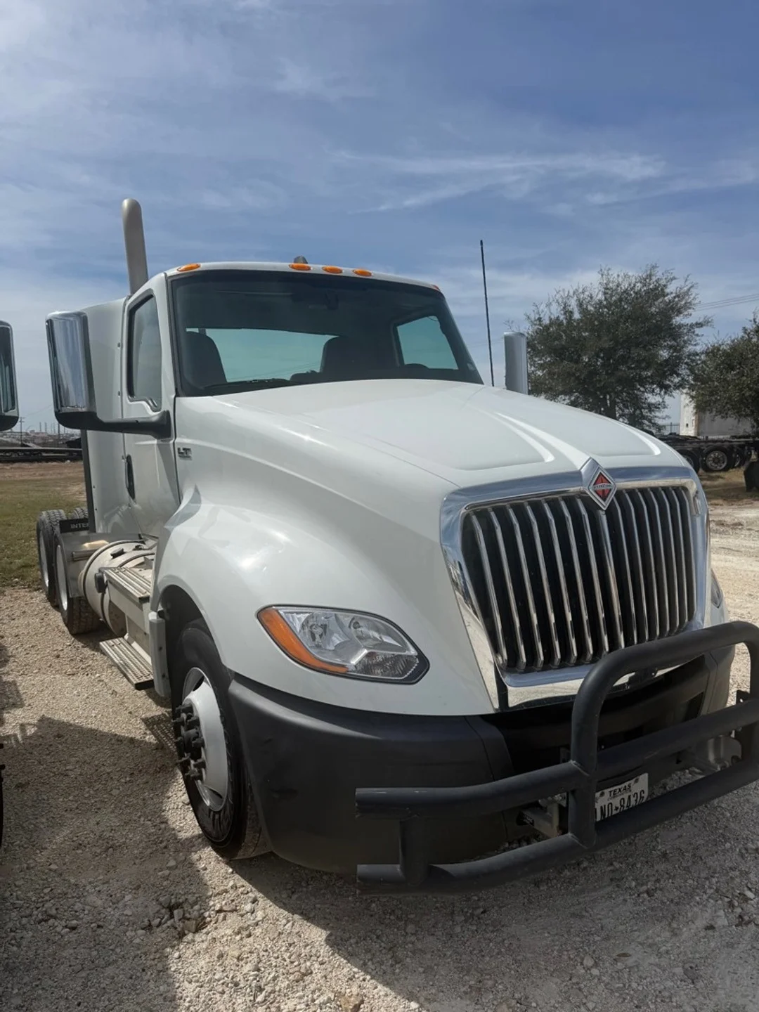 2021 International LT - image 3