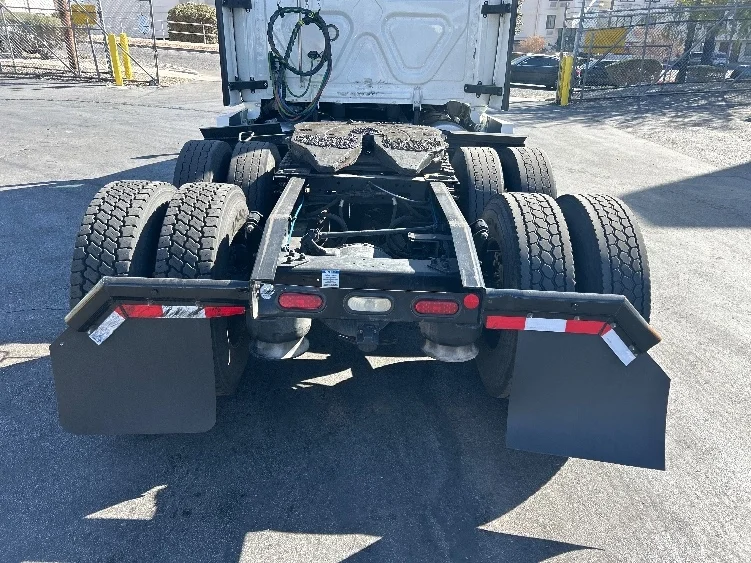 2022 Freightliner Cascadia - image 6