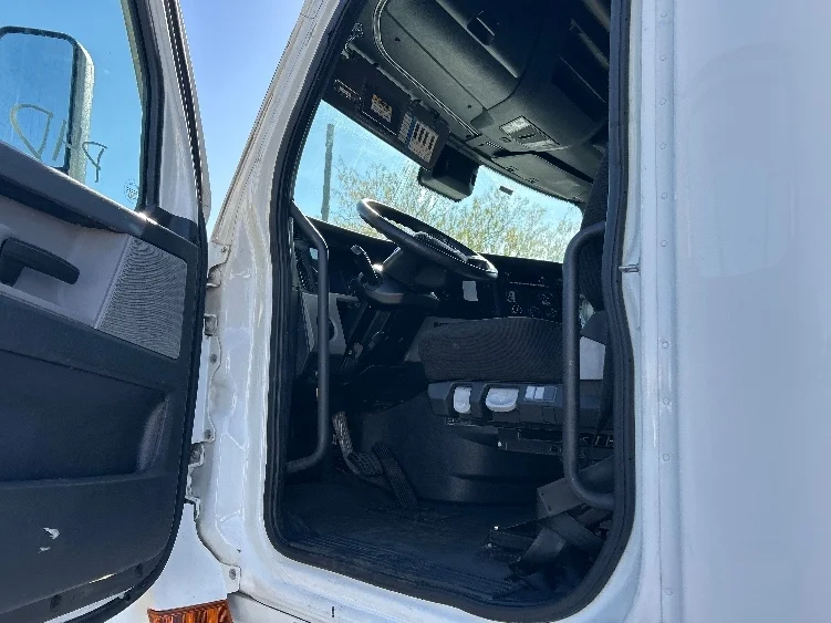 2022 Freightliner Cascadia - image 9