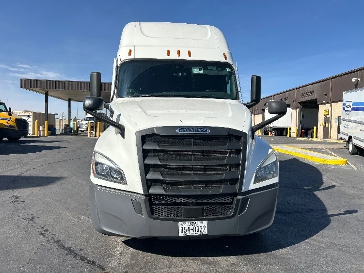 2022 Freightliner Cascadia - image 2