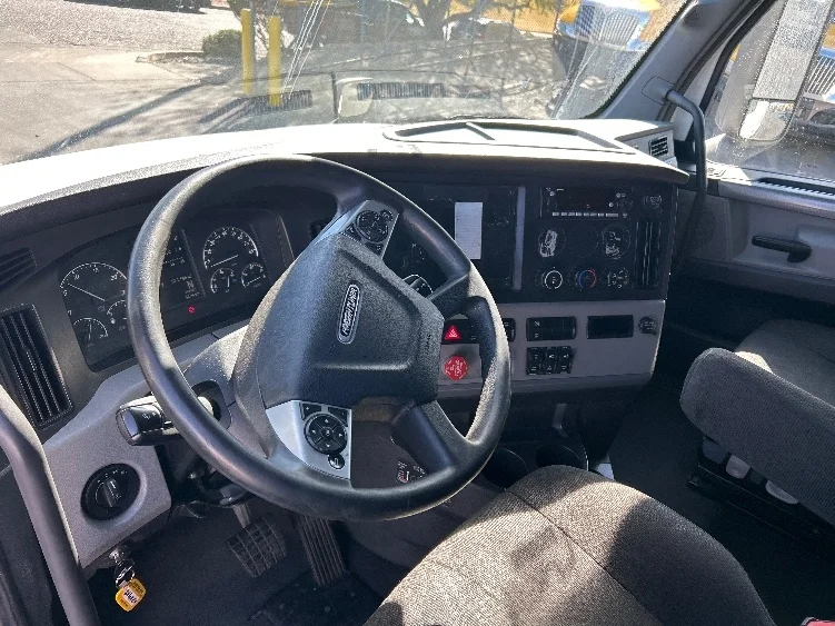 2022 Freightliner Cascadia - image 10