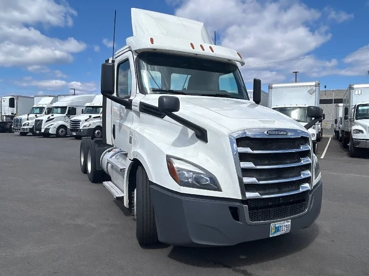 2020 Freightliner Cascadia in Linden, NJ
