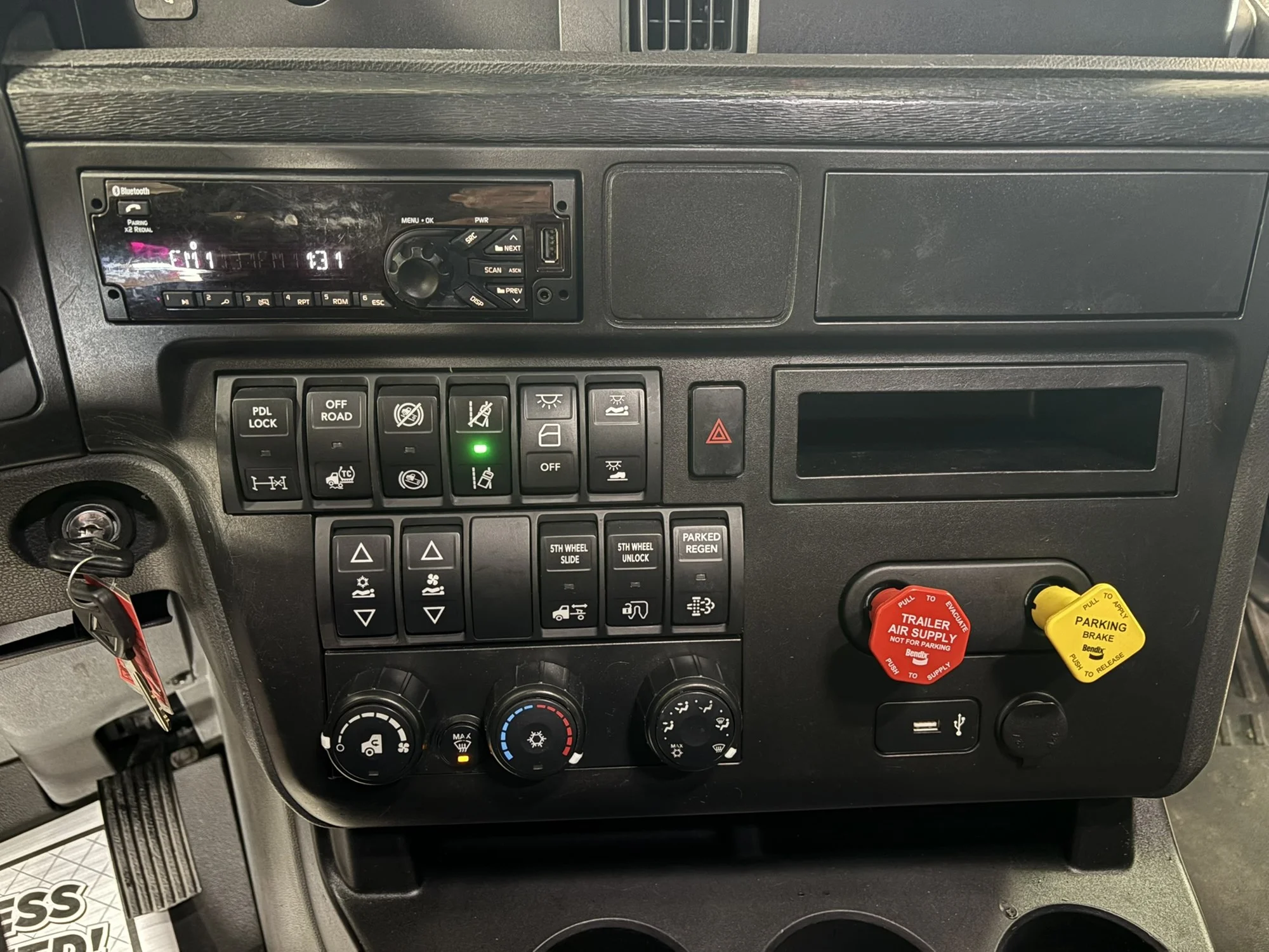 2021 International LT - image 15