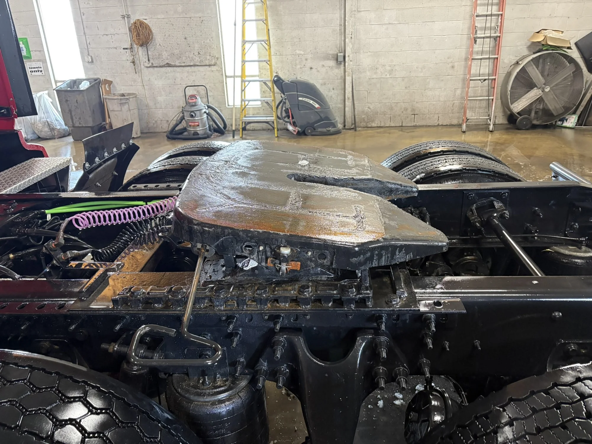 2021 International LT - image 5