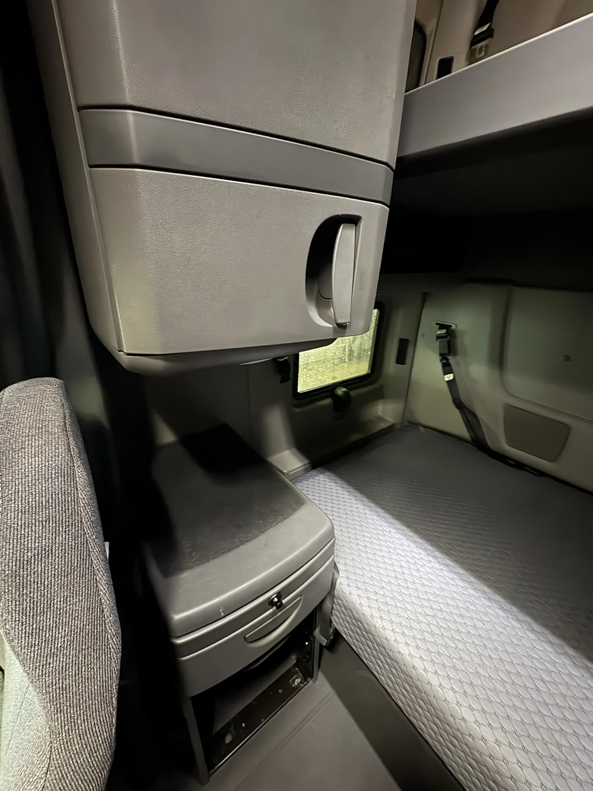 2021 International LT - image 19