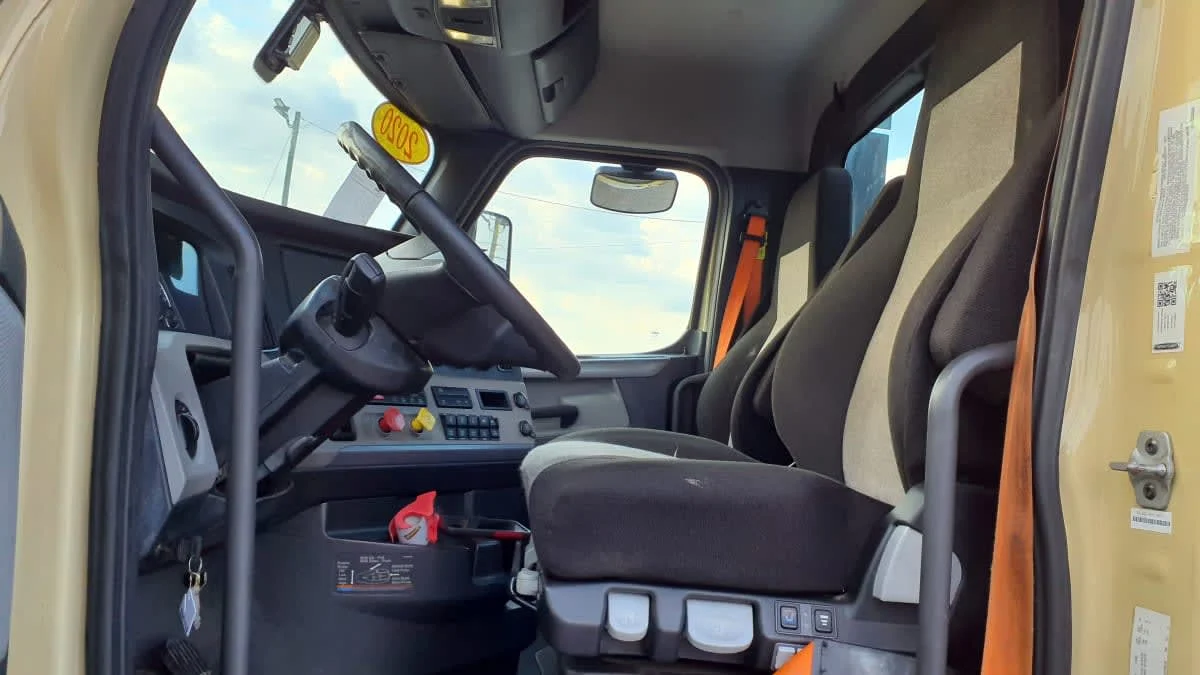 2020 Freightliner Cascadia in Birmingham, AL — photo 7