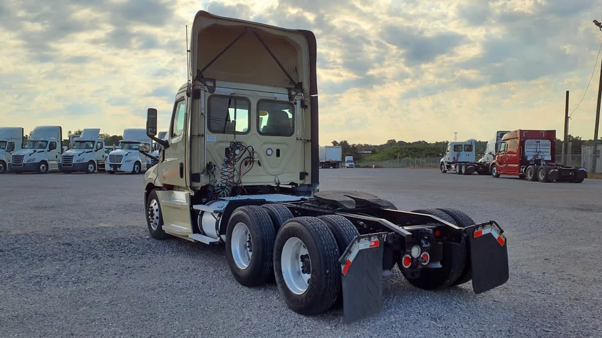 2020 Freightliner Cascadia in Birmingham, AL — photo 6