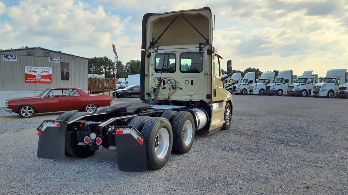 2020 Freightliner Cascadia in Birmingham, AL — photo 4