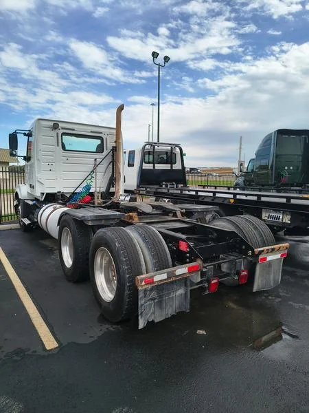 2018 Volvo VNL 300 in Dallas — photo 2