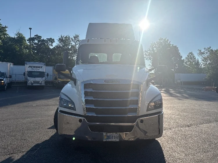 2019 Freightliner Cascadia in Montgomery, NY — photo 2