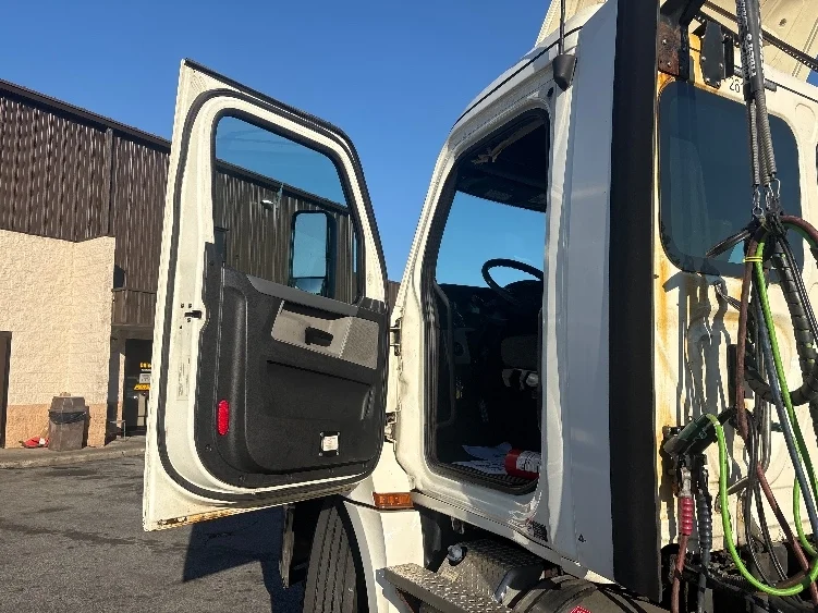 2019 Freightliner Cascadia in Montgomery, NY — photo 9