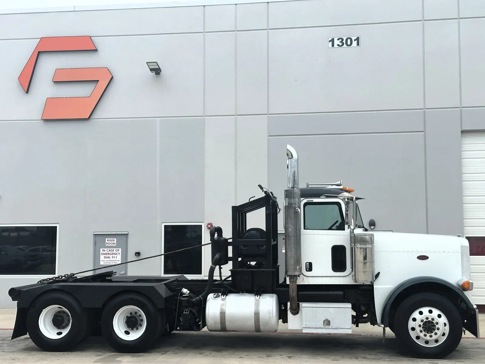 2008 Peterbilt 388 in Hutchins, TX — photo 3