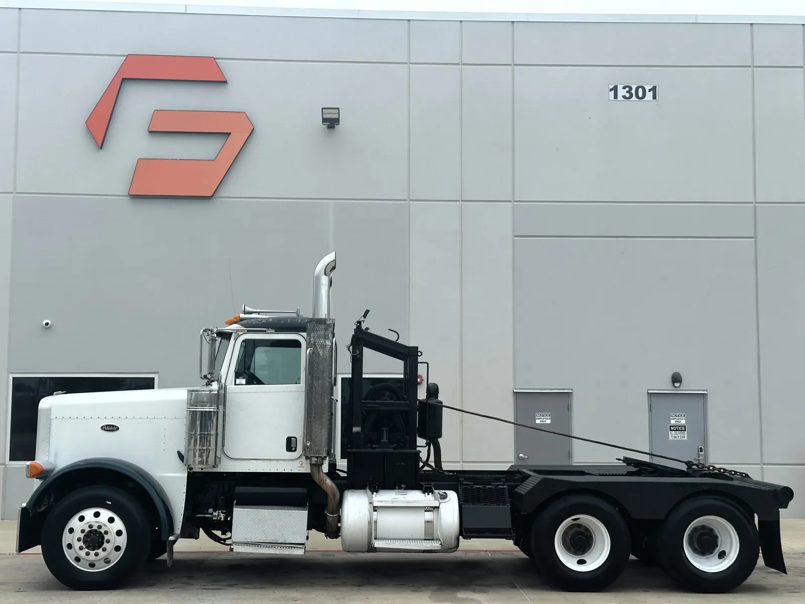 2008 Peterbilt 388 in Hutchins, TX — photo 4