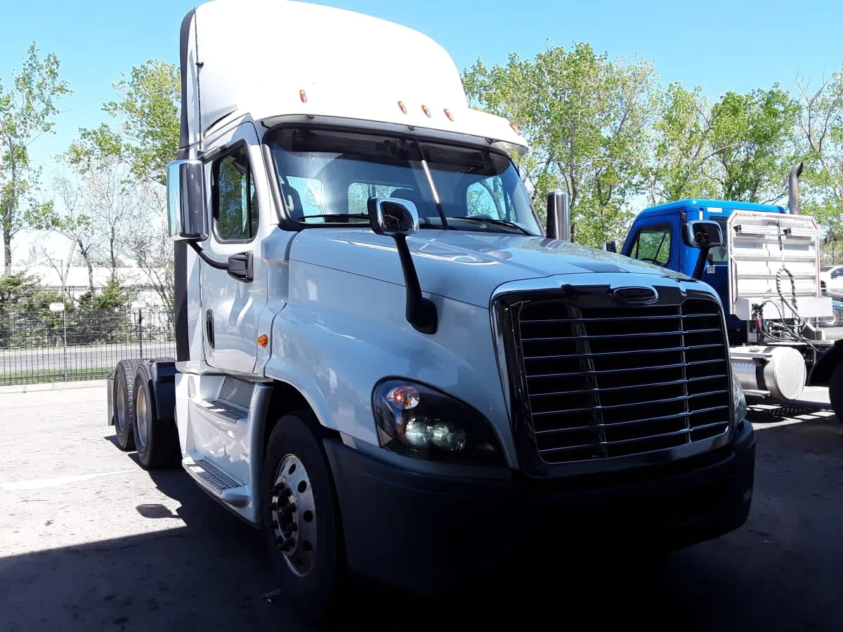 2020 Freightliner Cascadia in Kansas City, MO — photo 3