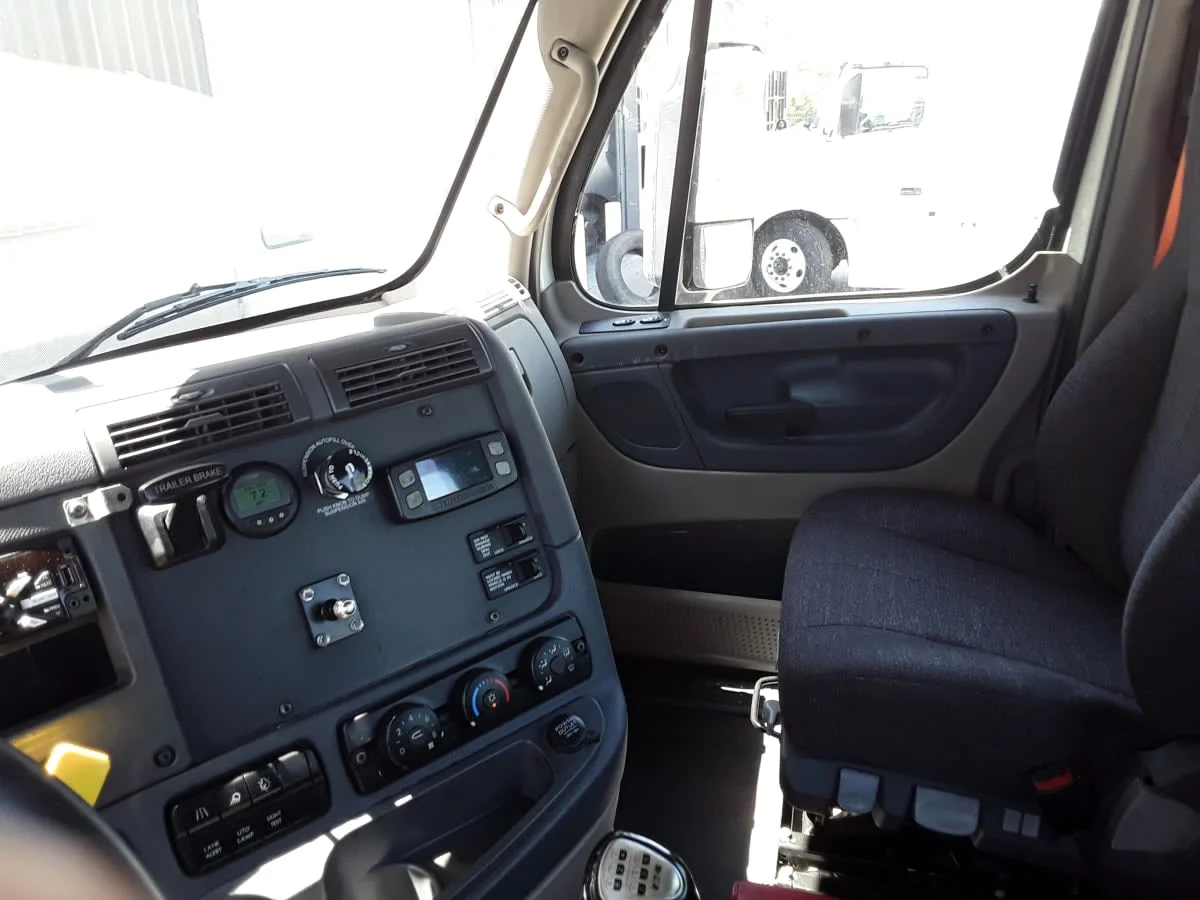 2020 Freightliner Cascadia in Kansas City, MO — photo 8