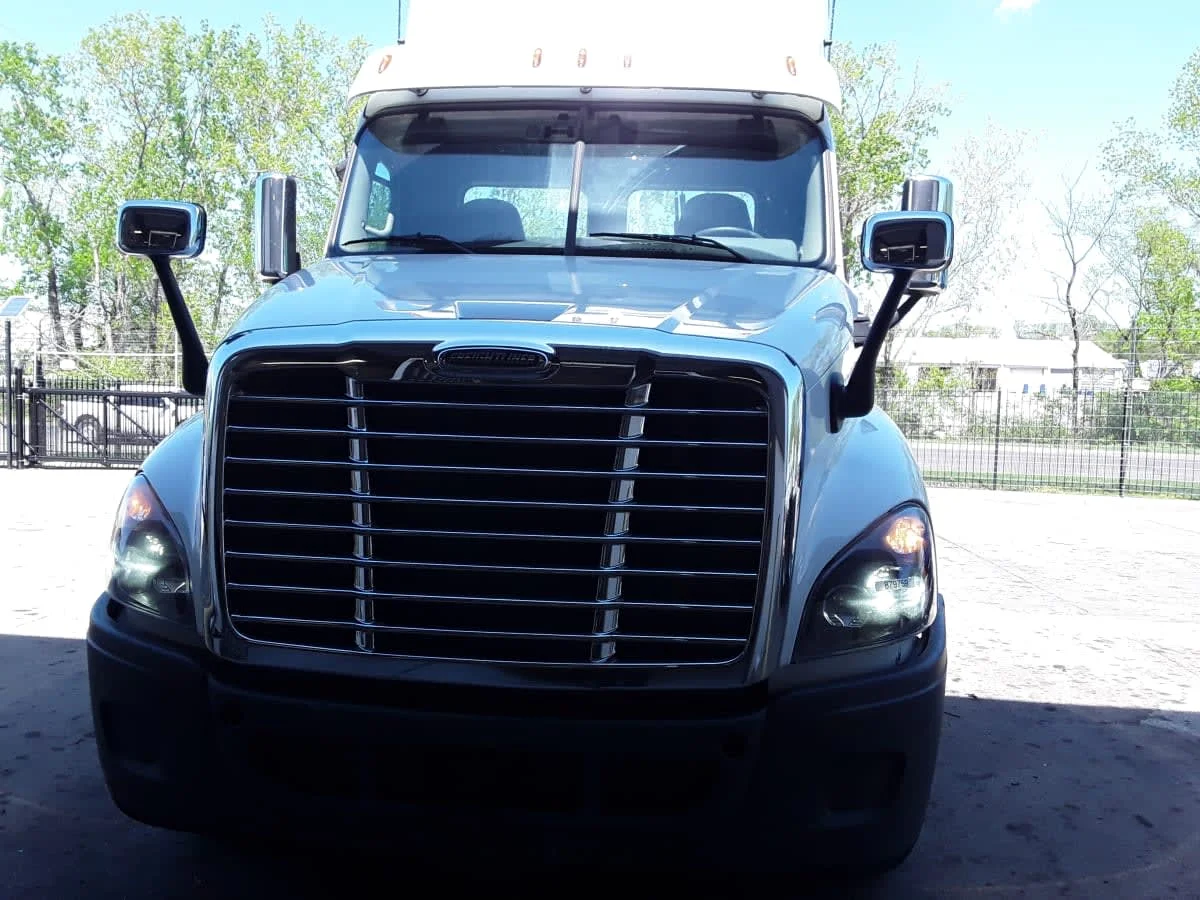 2020 Freightliner Cascadia in Kansas City, MO — photo 2