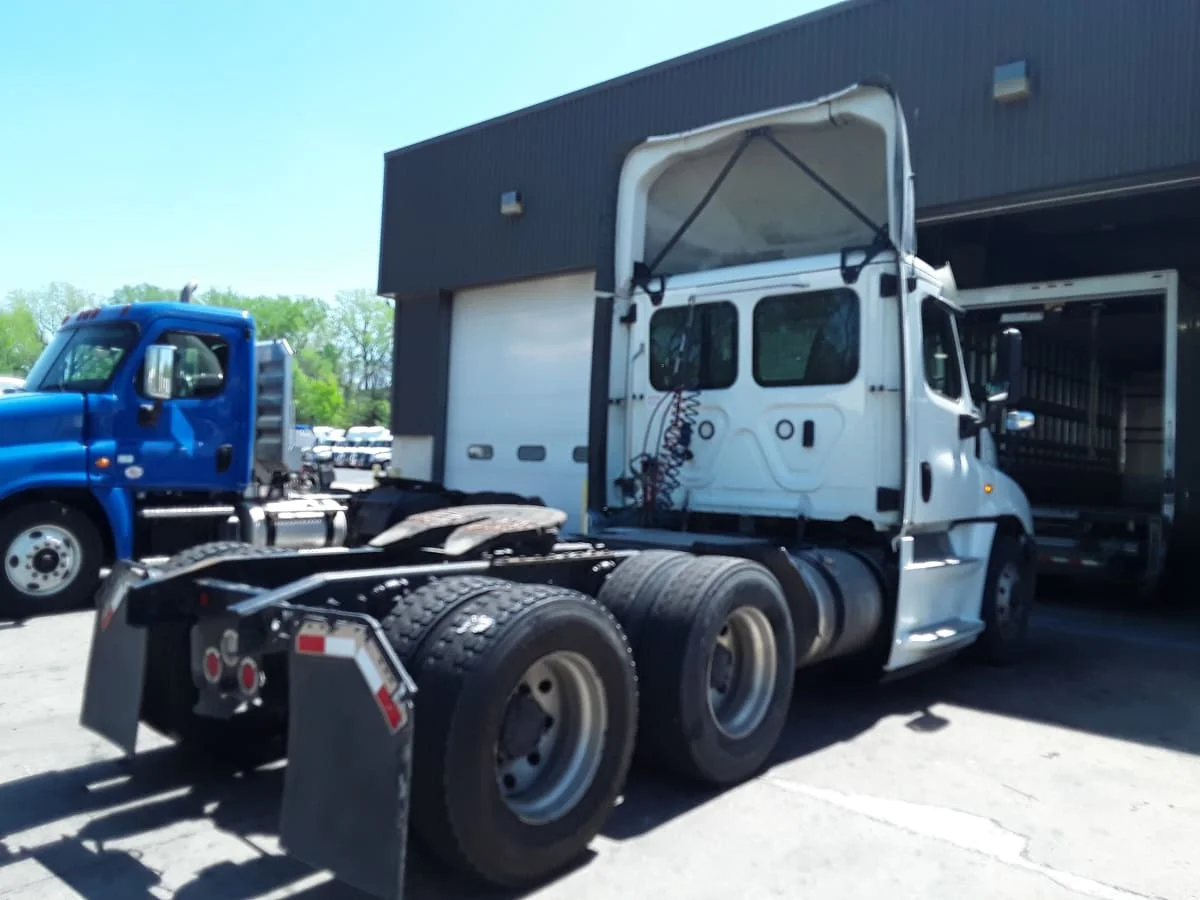 2020 Freightliner Cascadia in Kansas City, MO — photo 4