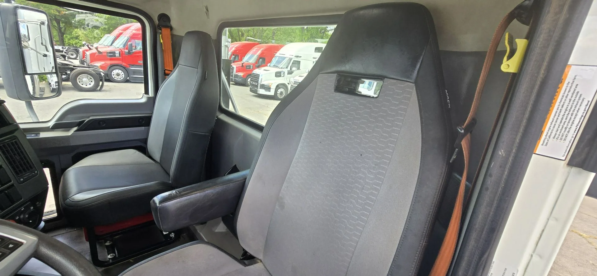 2020 Mack Anthem - image 18