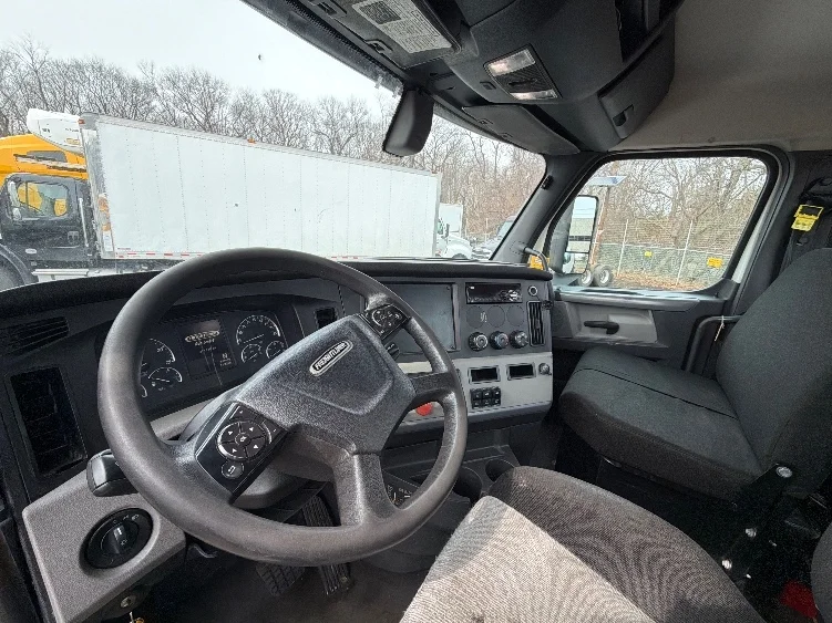 2018 Freightliner Cascadia in Edison, NJ — photo 10