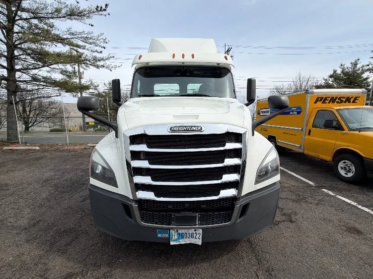2018 Freightliner Cascadia in Edison, NJ — photo 2
