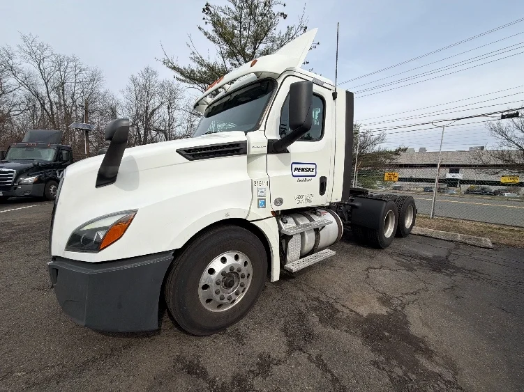 2018 Freightliner Cascadia in Edison, NJ — photo 3