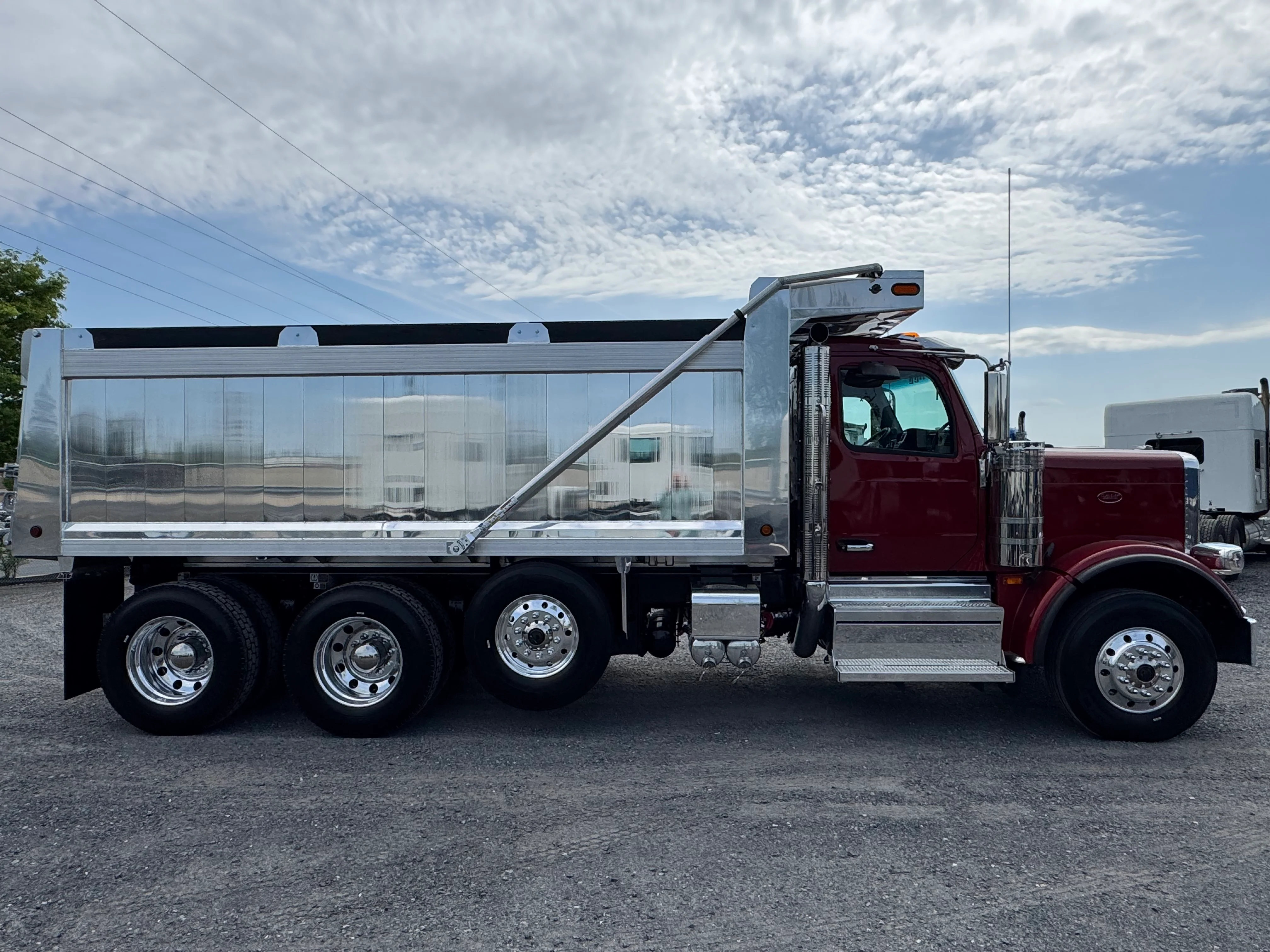 2025 Peterbilt 589 - image 4