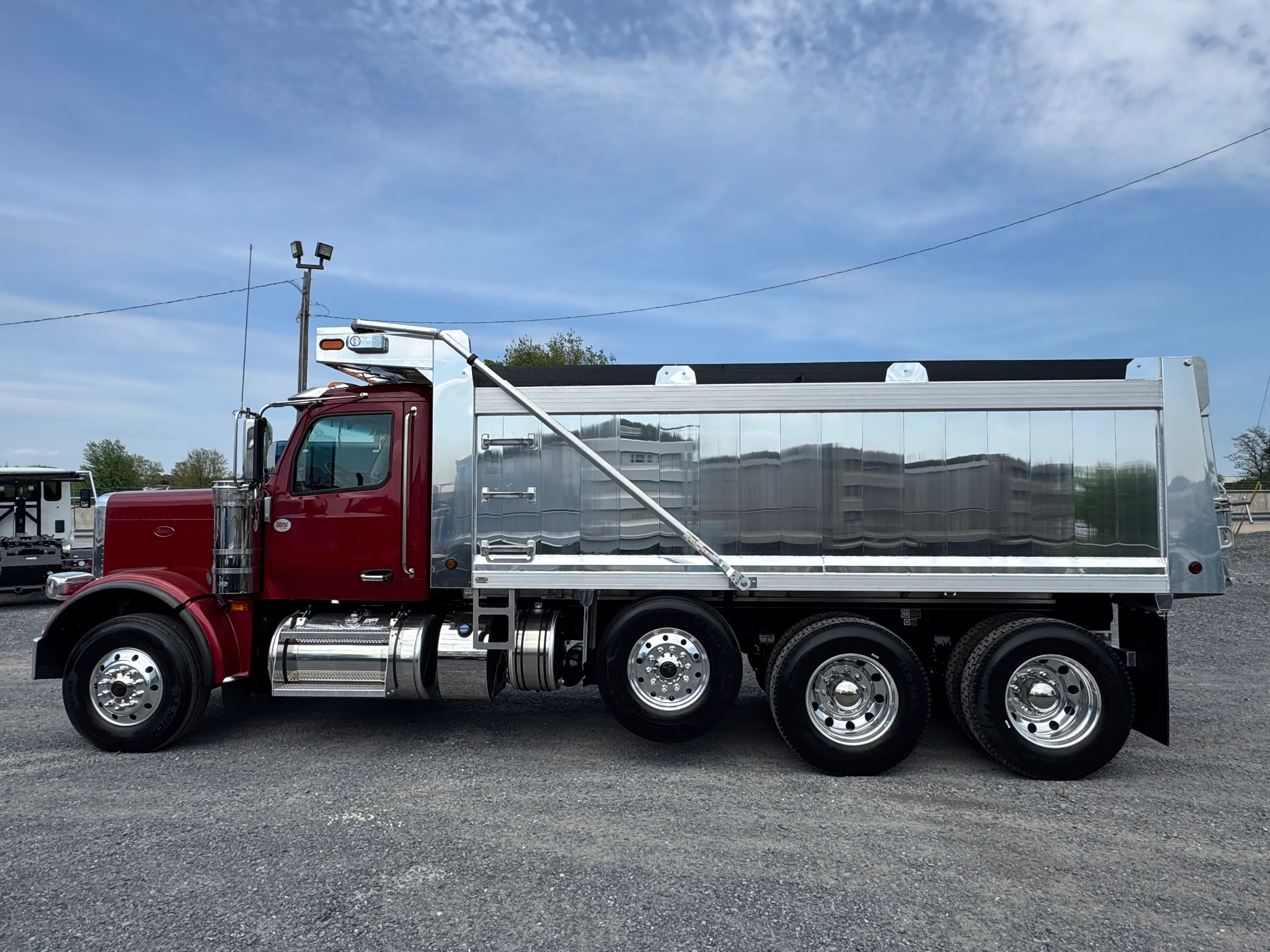 2025 Peterbilt 589 - image 8