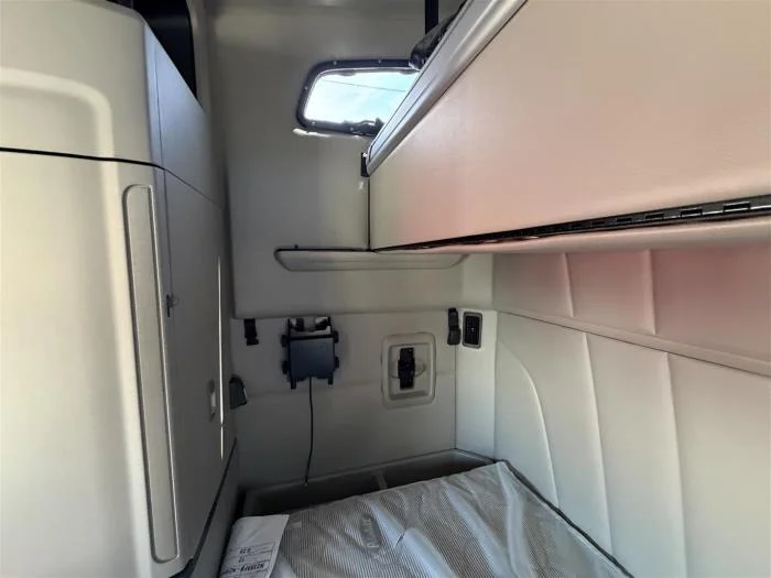 2026 Peterbilt 579 — photo 27