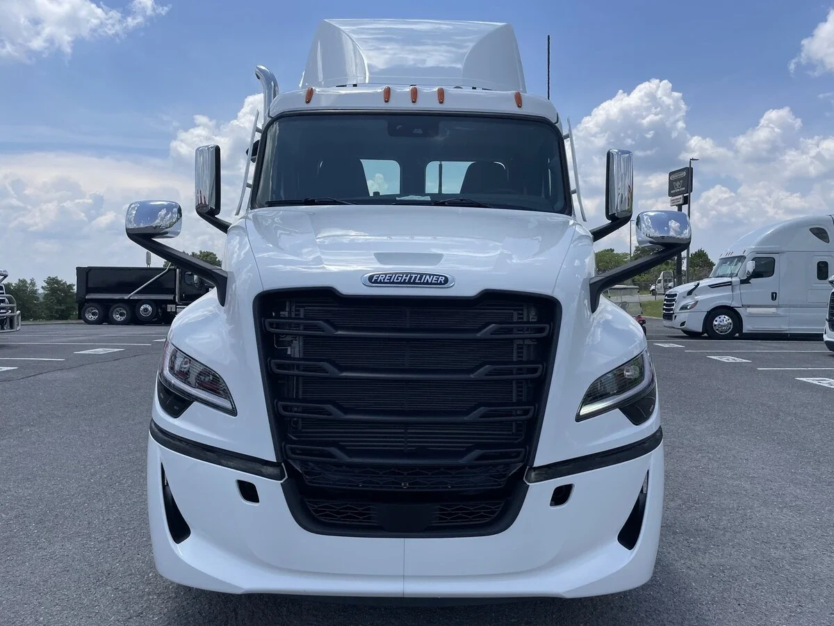 2027 Freightliner Cascadia — photo 2