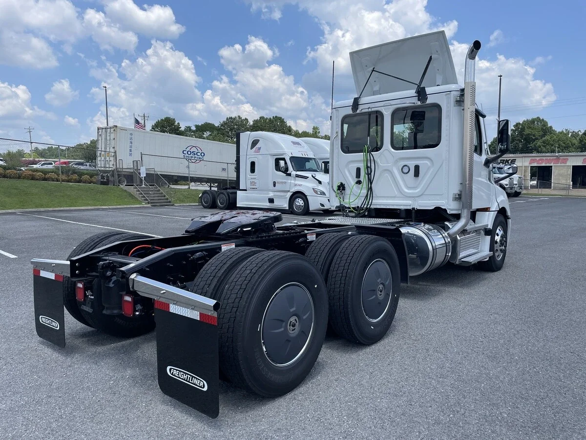 2027 Freightliner Cascadia — photo 4