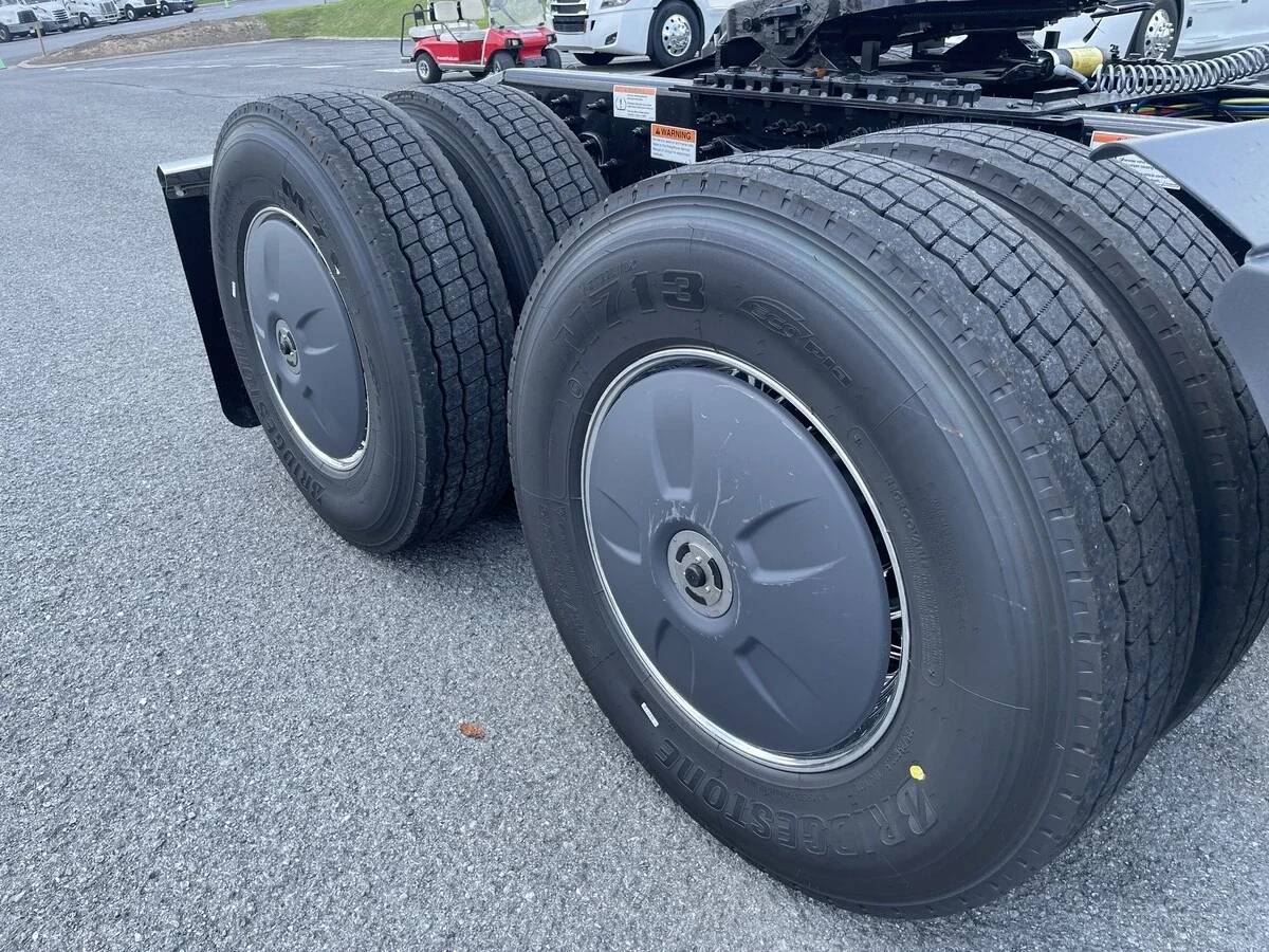 2027 Freightliner Cascadia — photo 16