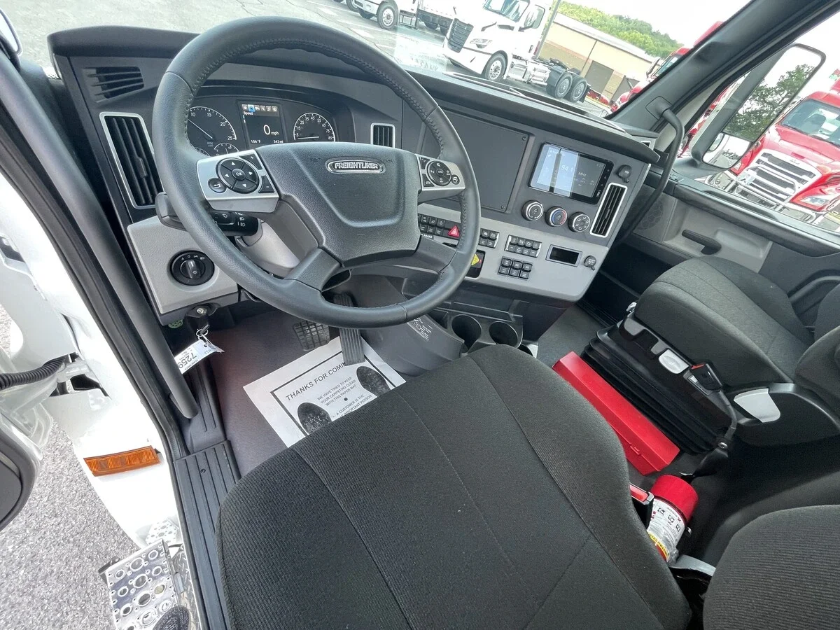 2027 Freightliner Cascadia — photo 19