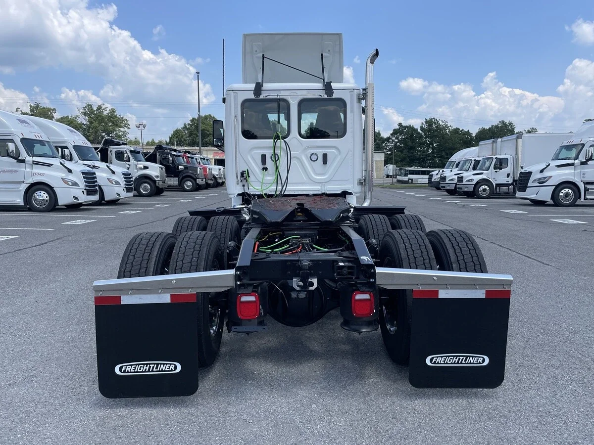 2027 Freightliner Cascadia — photo 5