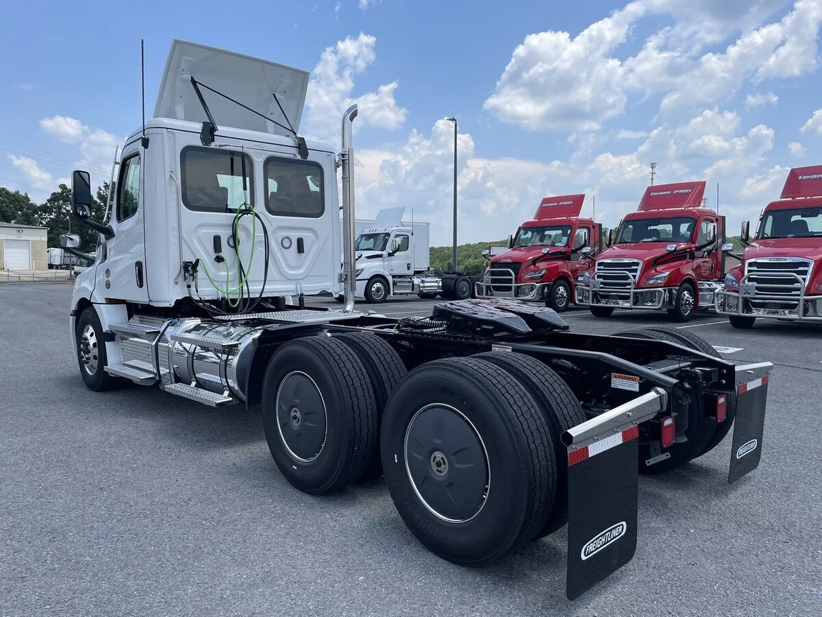 2027 Freightliner Cascadia — photo 6