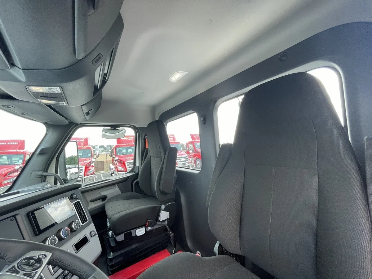 2027 Freightliner Cascadia — photo 21
