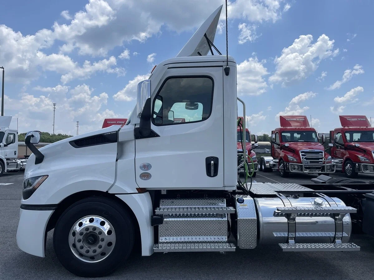 2027 Freightliner Cascadia — photo 7