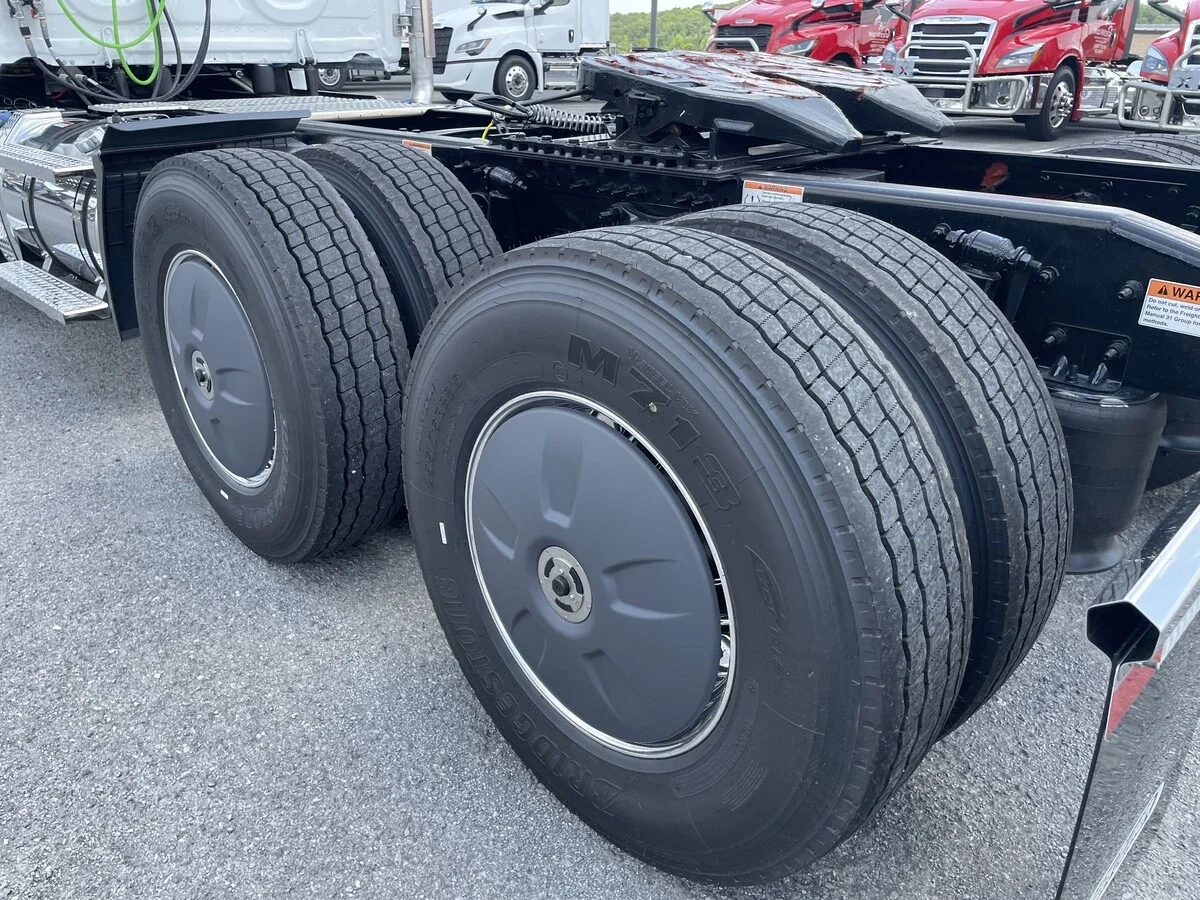 2027 Freightliner Cascadia — photo 17