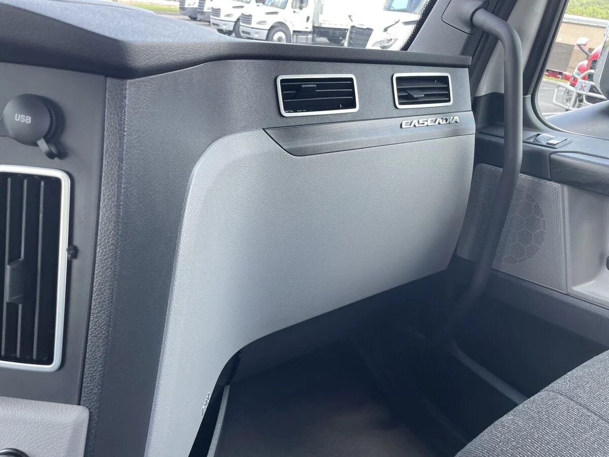 2027 Freightliner Cascadia — photo 29