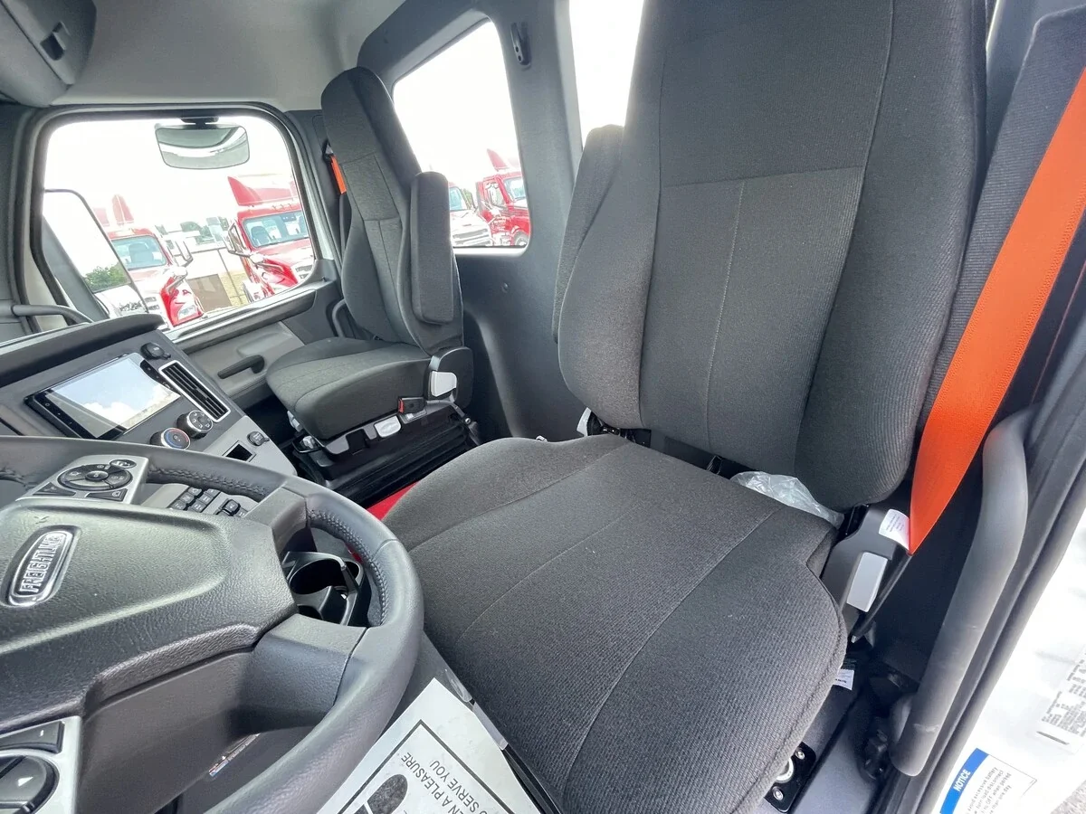 2027 Freightliner Cascadia — photo 20