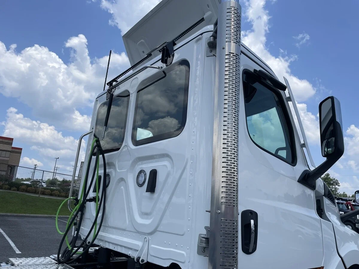2027 Freightliner Cascadia — photo 15