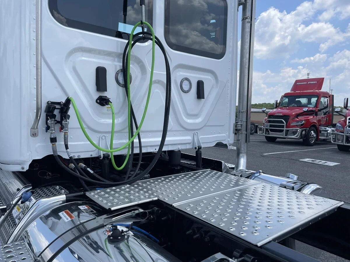 2027 Freightliner Cascadia — photo 9