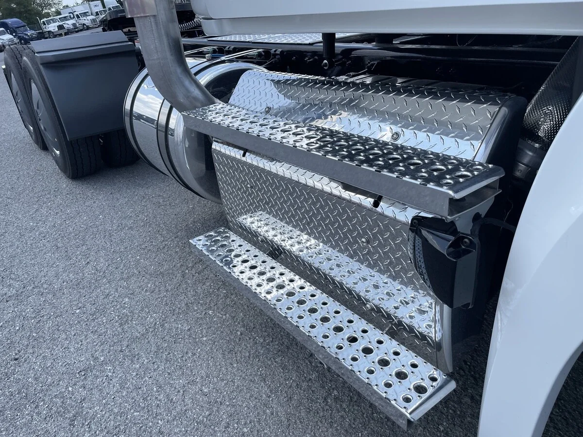 2027 Freightliner Cascadia — photo 13