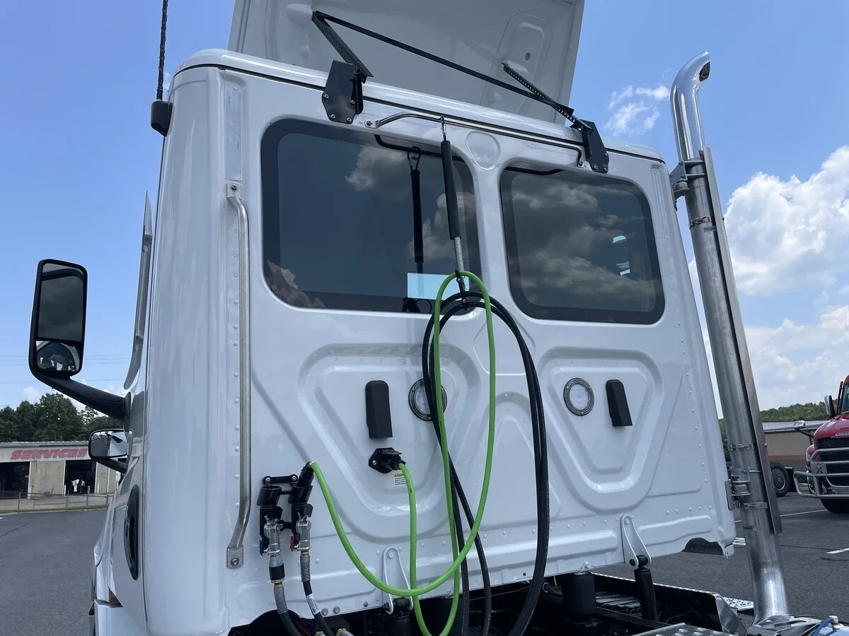 2027 Freightliner Cascadia — photo 10
