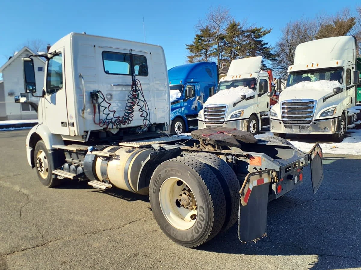 2019 Volvo VNR 660 in Springfield, MA — photo 6